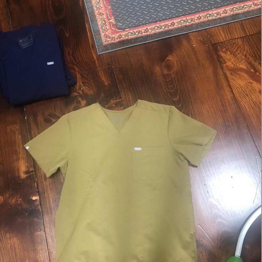 Figs Mens Chisec Three Pocket Scrub Top Olive Green L